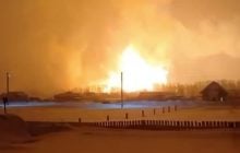 На газопроводі в Пермському краї РФ знатно палахкотіло: дотла вигоріли житлові будинки (відео)