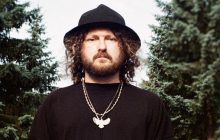 Відомий український співак розповів про дітей, які ростуть без нього: "Плачу доволі часто"