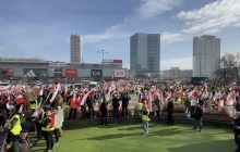 "Танк" та фаєри: у Варшаві тисячі фермерів вийшли на масштабний протест (фото, відео)