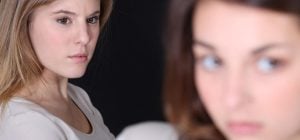 Как распознать зависть за секунды: сигналы, которые люди не могут контролировать