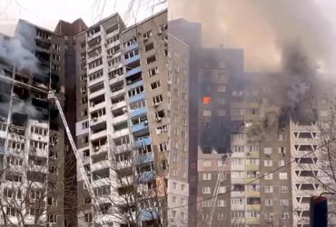 З'явилося відео сильної пожежі у багатоповерхівці Києва після удару РФ