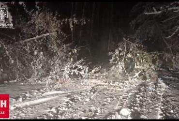 Самый холодный день: заснеженный Киев убирает техника, объявлен 1 уровень опасности