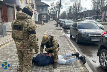 Погрожували вбити дитину: у Запоріжжі рекетири вимагали гроші у вдови воїна