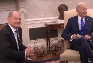 Полный абсурд: Шольц и Байден вместе посмеялись над интервью Путина Карлсону