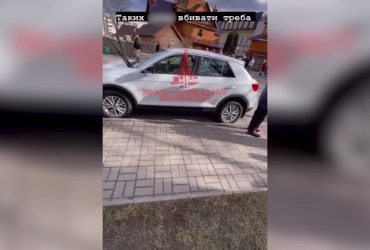 Танцювала, поки везли мертвого військового