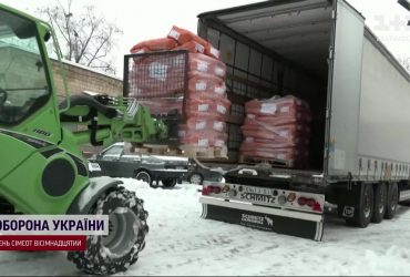 Гуманітарка для пухнастиків: до Київського зоопарку передали корм для тварин