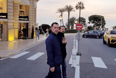 Арестович засвітився біля казино в Монако (відео)