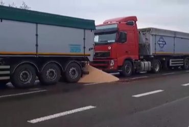 Розсипане українське зерно на кордоні: блокада триває