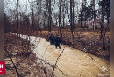 На Буковине ищут девочку, случайно упавшую в ручей с мостика