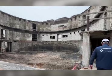 Маріупольський драмтеатр зняли на відео: що з ним робить ворог