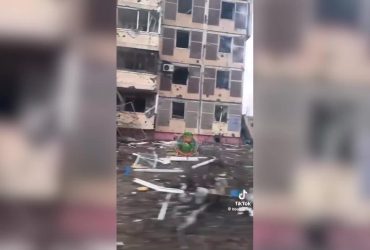 Військові показали евакуацію однієї з останніх жительок Авдіївки