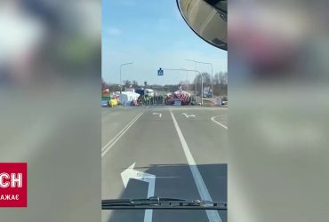 Поляки провокують українських водіїв і кидають у фури яйця