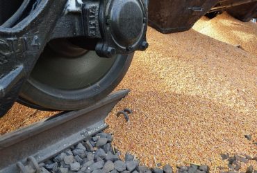 Перекрыли железную дорогу и высыпали зерно: ситуация на границе с Польшей обостряется