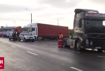 Щоб проїхати 5 км треба вистояти місяць: поляки непорушні в питаннях блокування кордону
