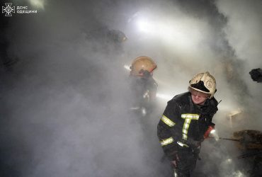 Окупанти знов атакували Одесу: у місті пожежа, є жертва і постраждалі