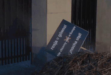 Польські активісти підігнали пахучий подарунок російському послу (фото, відео)