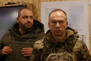 Глава Минобороны рассказал об отношениях с главкомом ВСУ Сырским