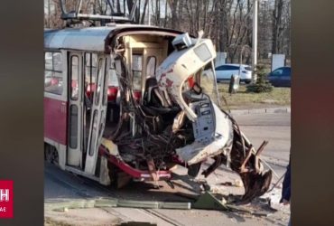 Перед трамвая повністю розтрощений: у Києві вантажівка врізалася у громадський транспорт