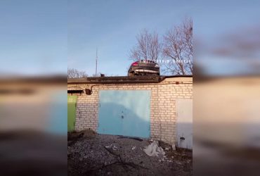 У Харкові водій залетів на дахи гаражів, поки втікав від поліції