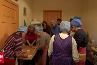 Підземну пекарню відкрили у Харкові: хліб роздають безкоштовно, але не абикому