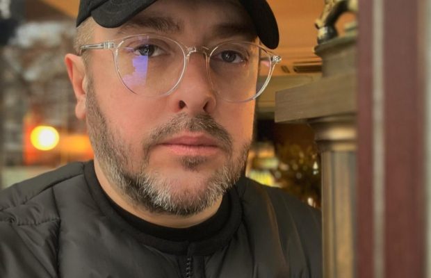 Ведучий Олексій Суханов згадав, як захистив батька після зради: "Підкупив мене"