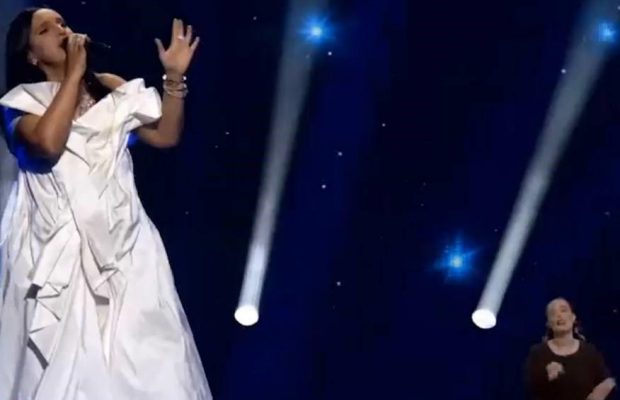 "Она офигенная! Можно за нее проголосовать?": сурдопереводчица Нацотбора поразила зрителей