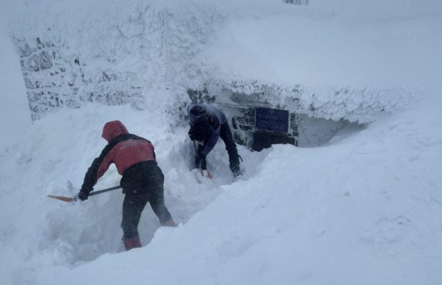 У Карпатах намело двометрові кучугури (фото)