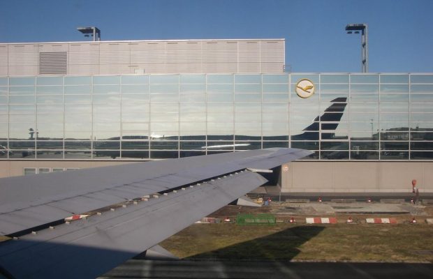 Крупнейшая немецкая авиакомпания предупредила о масштабных перебоях в полетах