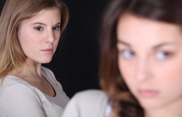 Как распознать зависть за секунды: сигналы, которые люди не могут контролировать