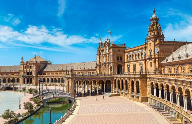 Популярный испанский город хочет, чтобы туристы платили за вход на главную площадь