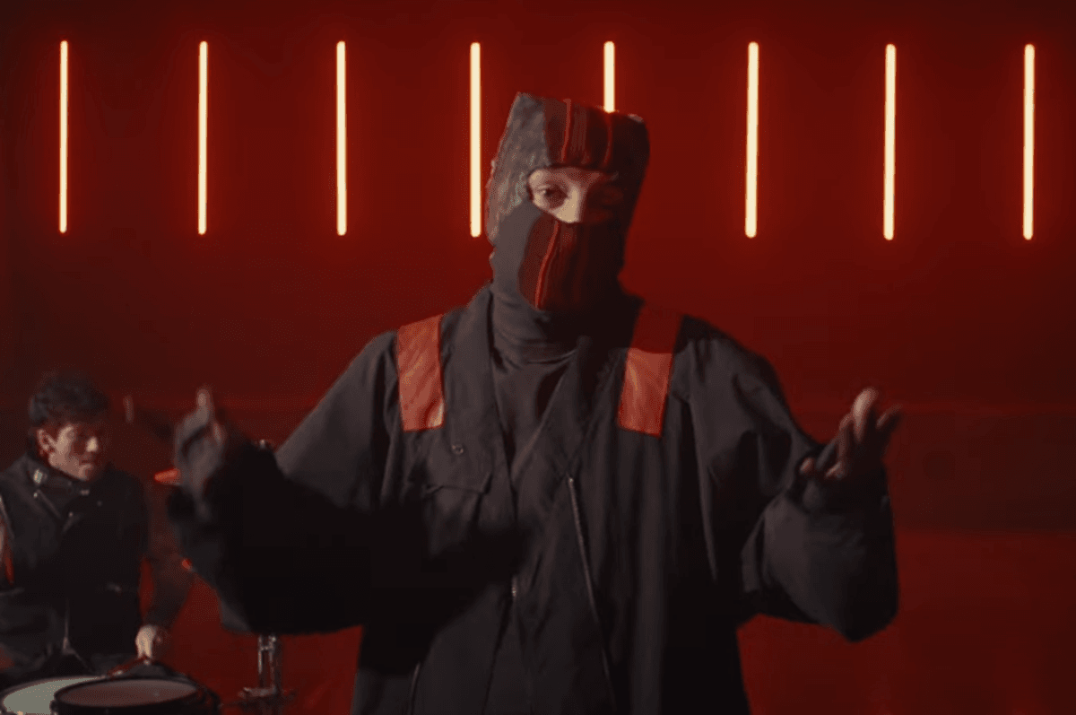 Twenty one Pilots в новом клипе засветили бандану с надписью на украинском (фото) Twenty one Pilots в новом клипе засветили бандану с надписью на украинском (фото)