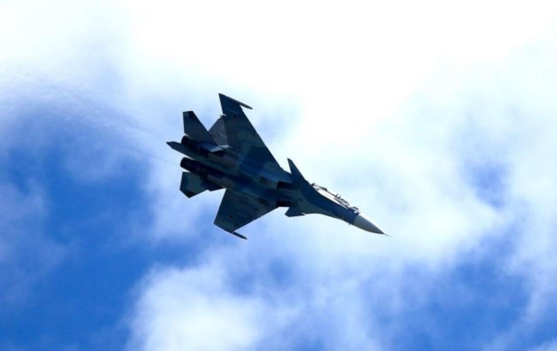 Российский истребитель сбросил авиабомбу на оккупированное Рубежное Российский истребитель сбросил авиабомбу на оккупированное Рубежное
