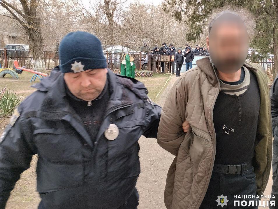 На Николаевщине задержали мужчину, который похитил 8-летнюю девочку / фото Нацполиции На Николаевщине задержали мужчину, который похитил 8-летнюю девочку / фото Нацполиции