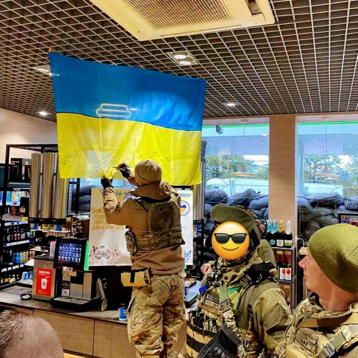 'Согреваем защитников': уже 2 года сеть ОККО бесплатно кормит военных на своих прифронтовых АЗК 'Согреваем защитников': уже 2 года сеть ОККО бесплатно кормит военных на своих прифронтовых АЗК