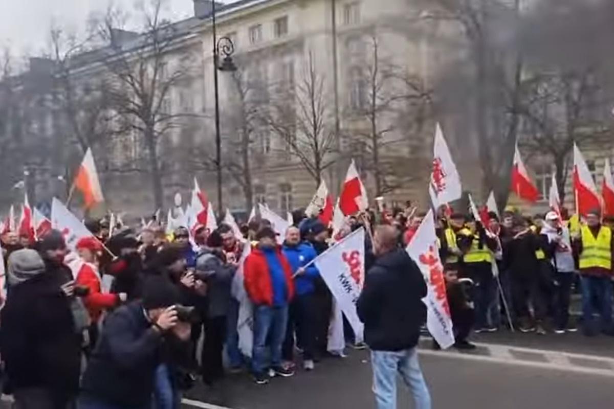 В Варшаве протестуют фермеры / кадр из видео В Варшаве протестуют фермеры / кадр из видео