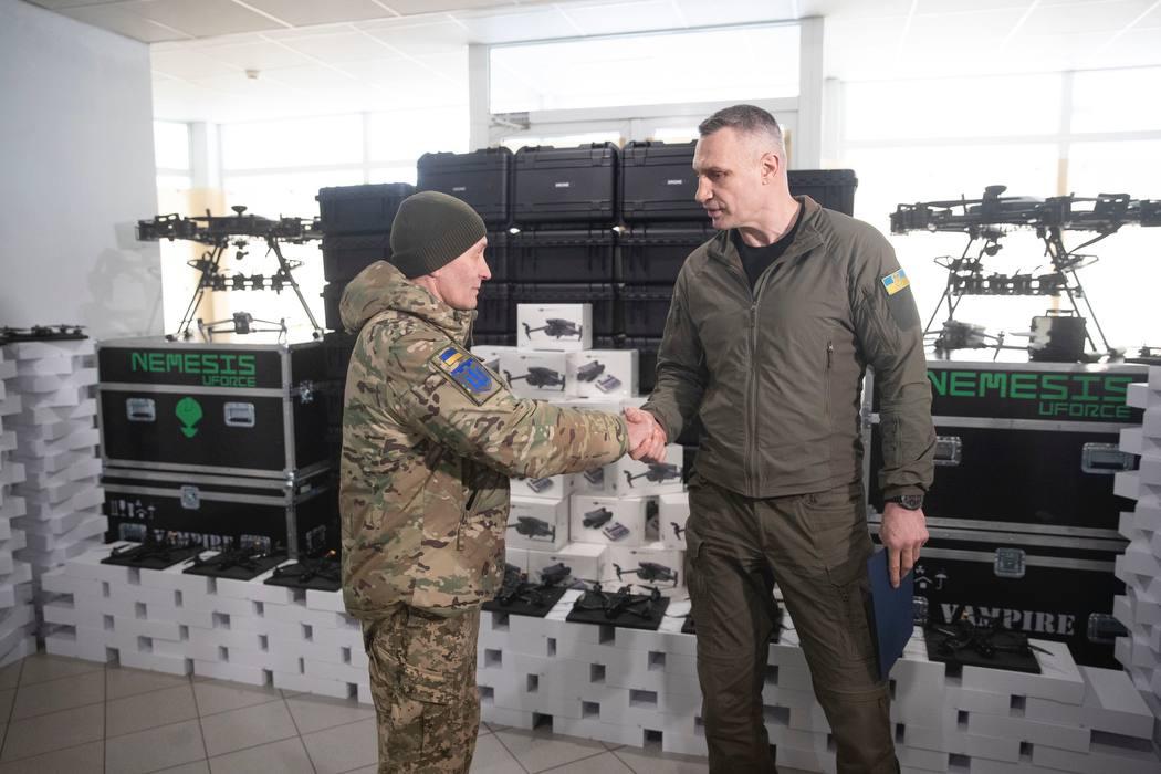 Кличко передав 500 БПЛА 112 бригаді ТрО, що захищає Донбас / фото t.me/vitaliy_klitschko Кличко передав 500 БПЛА 112 бригаді ТрО, що захищає Донбас / фото t.me/vitaliy_klitschko