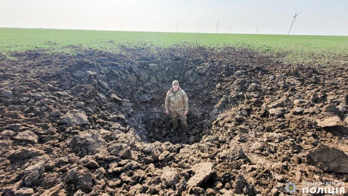У Миколаївській області з вітряка діставали уламки безпілотника росіян / фото t.me/UA_National_Police У Миколаївській області з вітряка діставали уламки безпілотника росіян / фото t.me/UA_National_Police