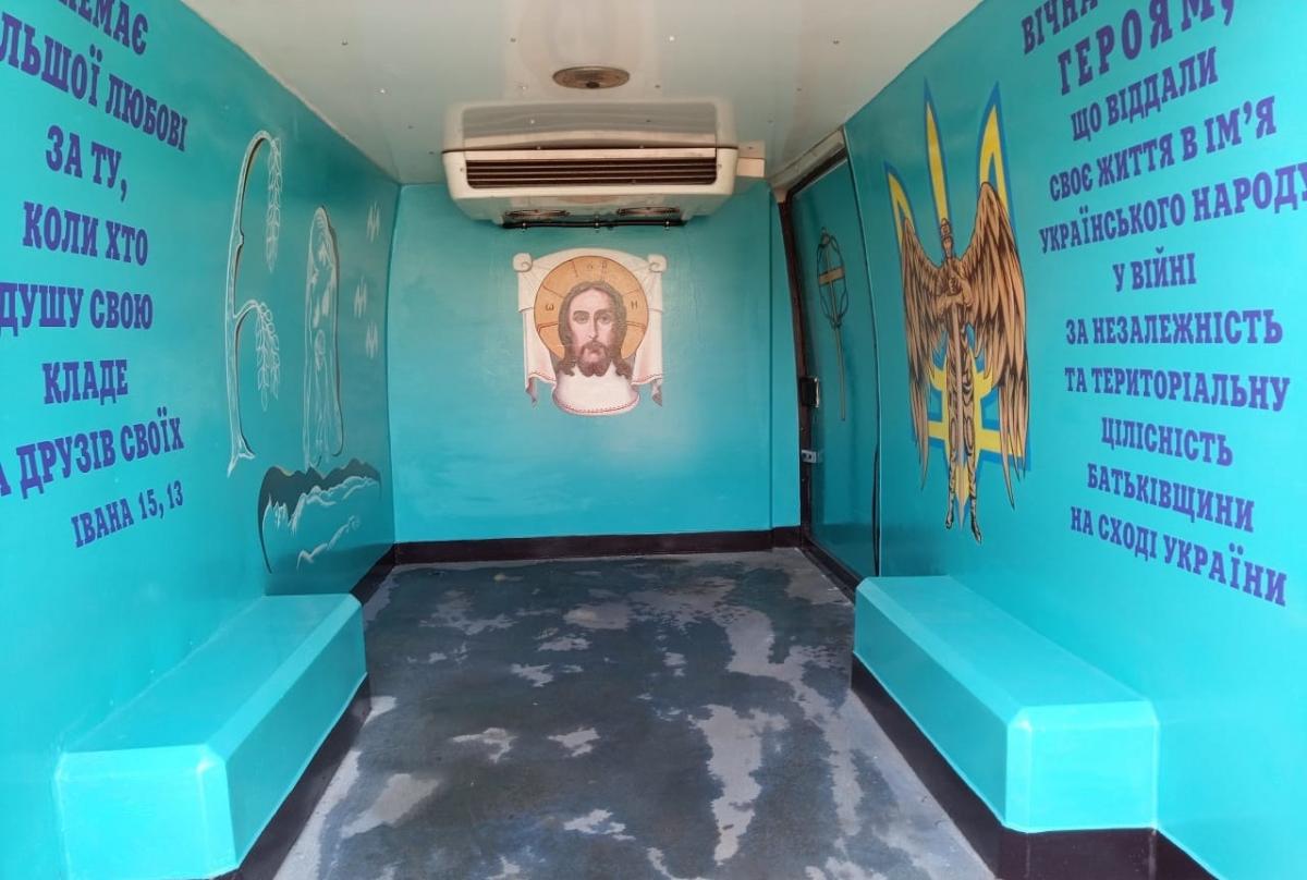 Написи в автомобілі, який евакуює тіла полеглих воїнів / фото з Facebook-сторінки Зіновія Максимяка Написи в автомобілі, який евакуює тіла полеглих воїнів / фото з Facebook-сторінки Зіновія Максимяка