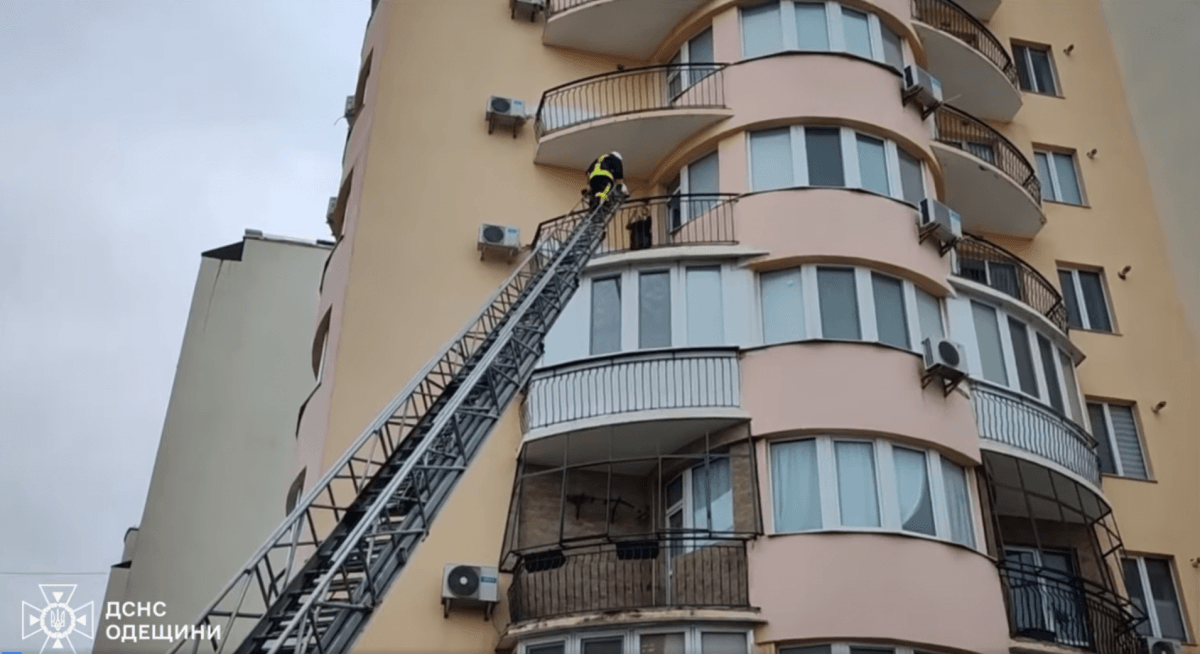 Чоловік піднявся на балкон 5-го поверху багатоповерхівки / скриншот Чоловік піднявся на балкон 5-го поверху багатоповерхівки / скриншот