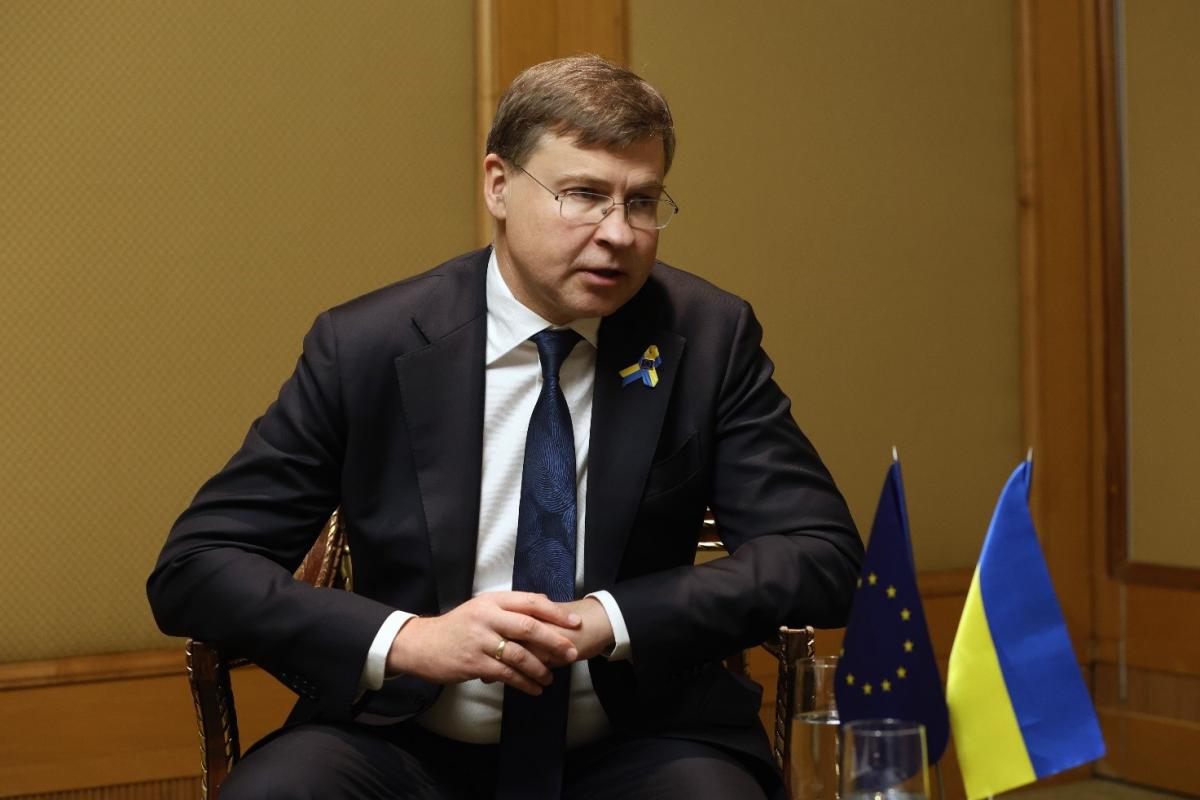 Домбровскіс заявив, що ЄК продовжить докладати всіх зусиль / фото Віктор Ковальчук, УНІАН Домбровскіс заявив, що ЄК продовжить докладати всіх зусиль / фото Віктор Ковальчук, УНІАН