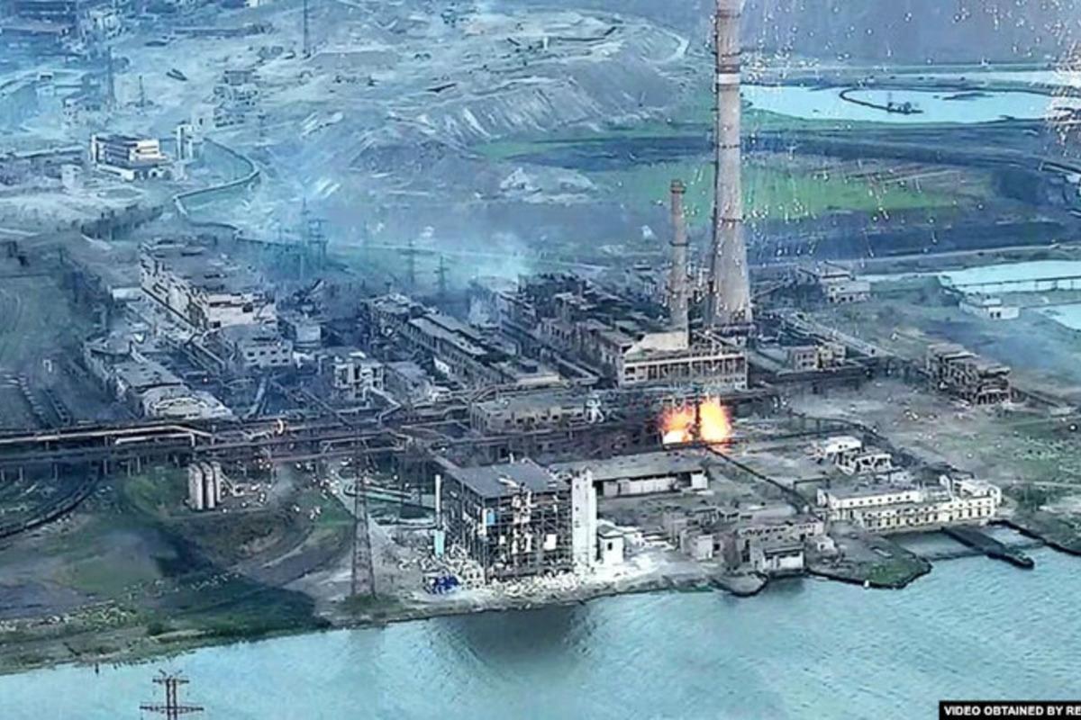 РФ атакует "Азовсталь" фосфорными бомбами / Фото Reuters РФ атакует "Азовсталь" фосфорными бомбами / Фото Reuters