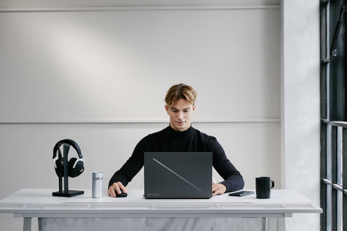 ROG Zephyrus G16 – тонкий і потужний ігровий ноутбук з OLED-екраном ROG Zephyrus G16 – тонкий і потужний ігровий ноутбук з OLED-екраном