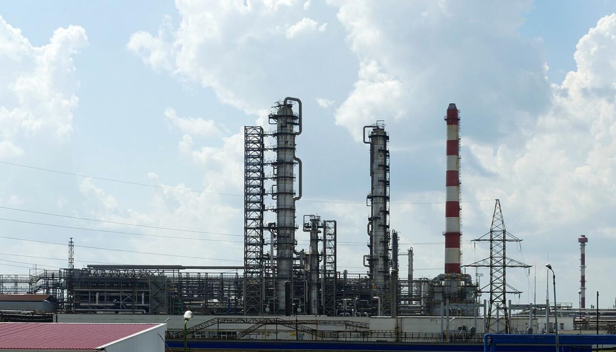 Яку частину нафтопереробних потужностей РФ пошкодила Україна / фото Вікіпедія Яку частину нафтопереробних потужностей РФ пошкодила Україна / фото Вікіпедія