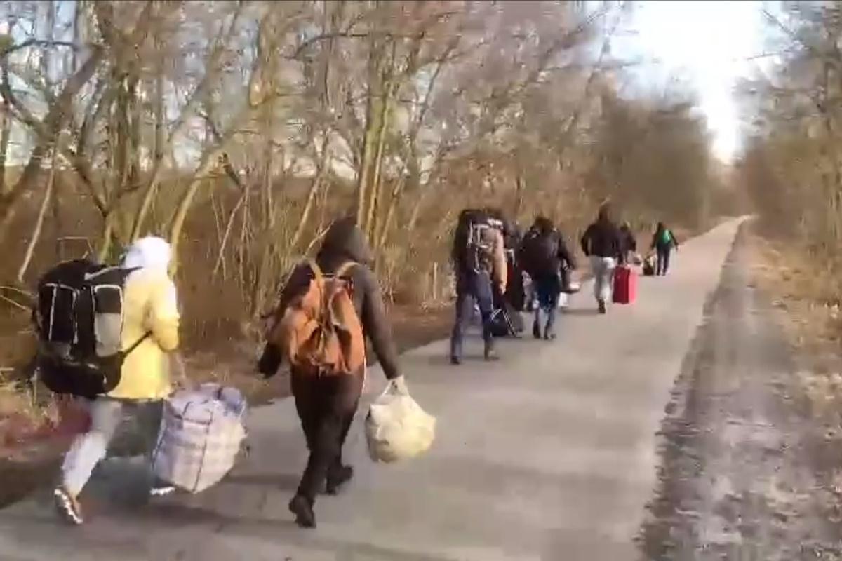Жители Грайворона бегут из зоны боев / скриншот Жители Грайворона бегут из зоны боев / скриншот