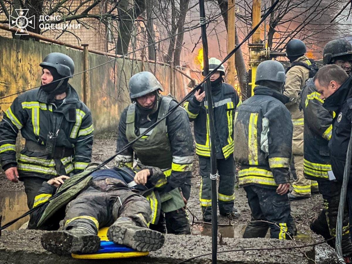 При ракетном ударе оккупантов в Одессе погиб спасатель / фото ГСЧС При ракетном ударе оккупантов в Одессе погиб спасатель / фото ГСЧС