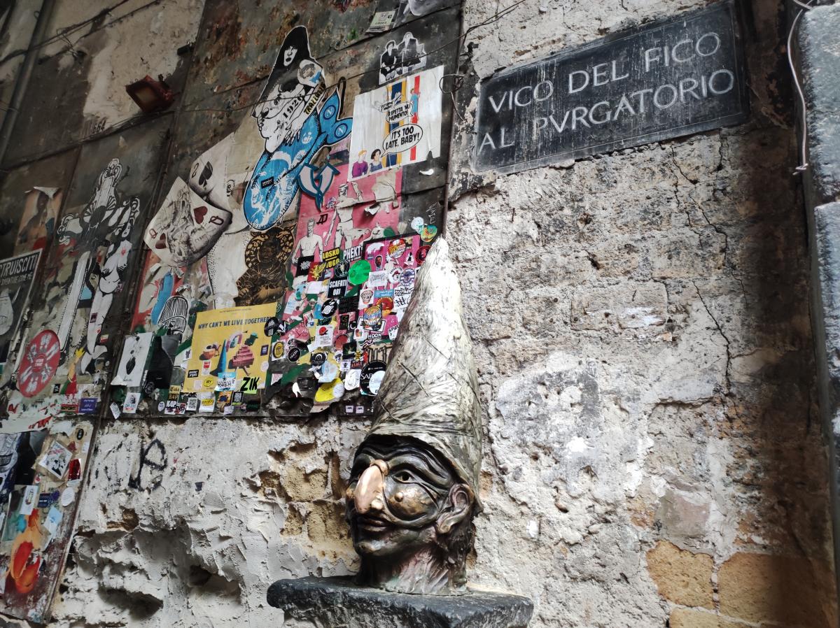 Бронзовий бюст Полішинелю в центрі Неаполя / фото Марина Григоренко