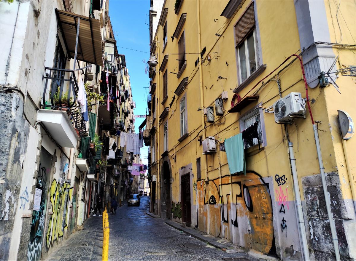 Жителі Неаполя сушать білизну просто посеред вулиці / фото Марина Григоренко