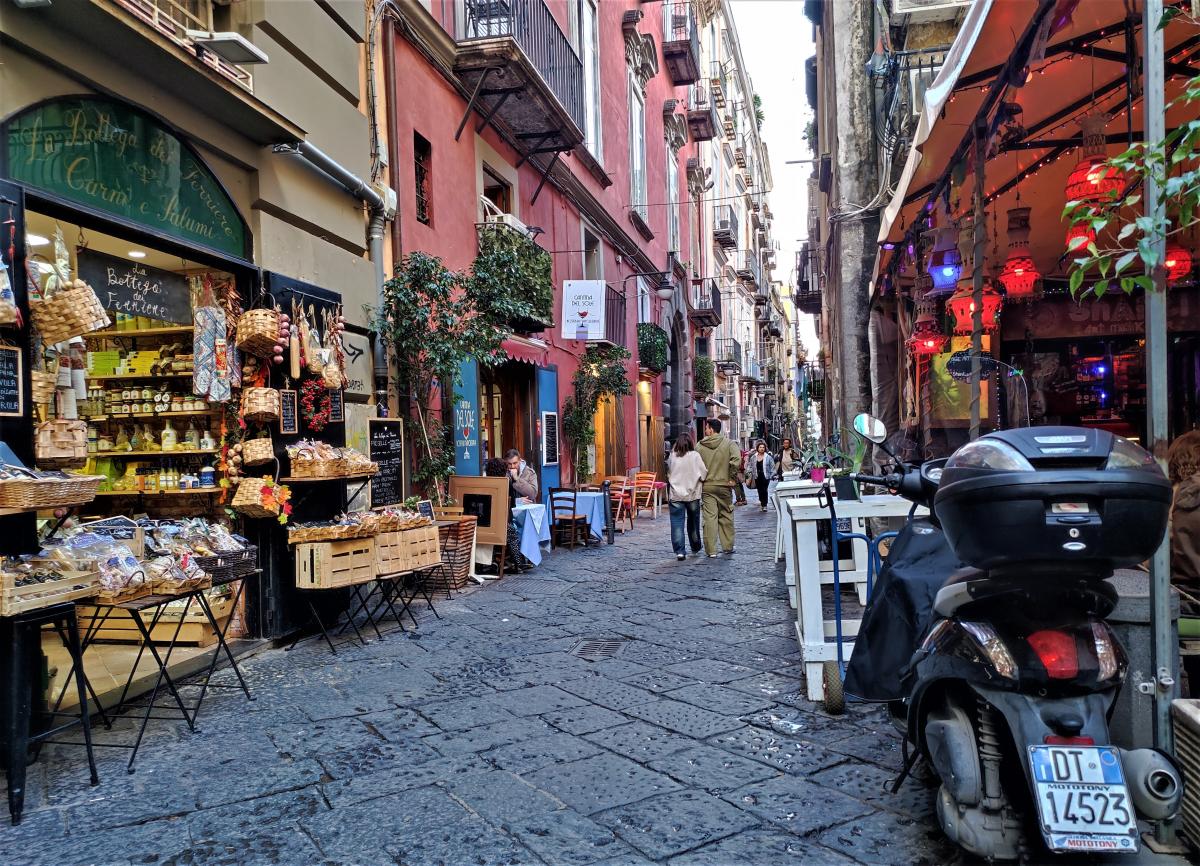 Типова туристична вуличка з кафешкми в Неаполі / фото Марина Григоренко