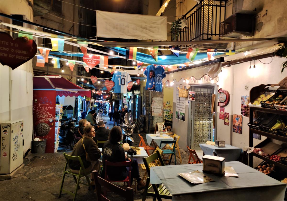 Кафешки в Неаполі виростають прямо посеред вулиць / фото Марина Григоренко