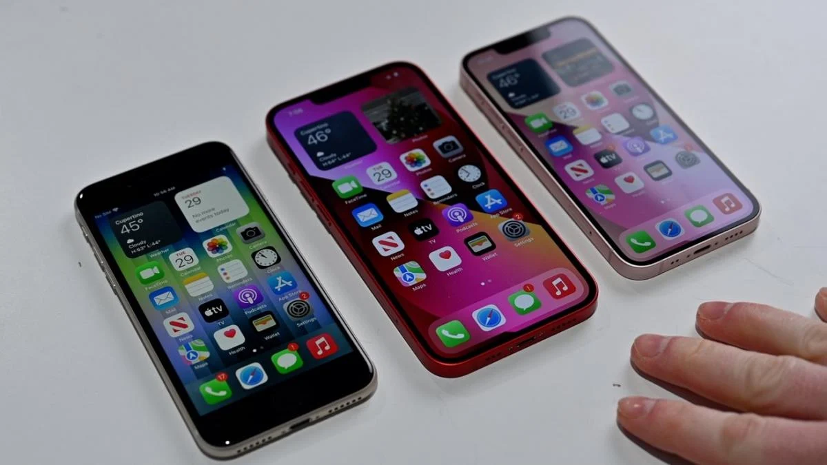 iPhone SE, iPhone 13 и iPhone 13 mini / фото AppleInsider iPhone SE, iPhone 13 и iPhone 13 mini / фото AppleInsider